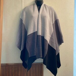 NWT Poncho, one‎ size made by time and true. Color block. Grey and black.